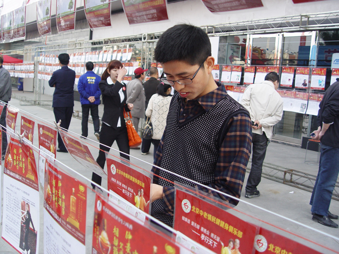 團委組織30多名未婚青年參加了宜昌市第七屆“三月三”萬人相親大會